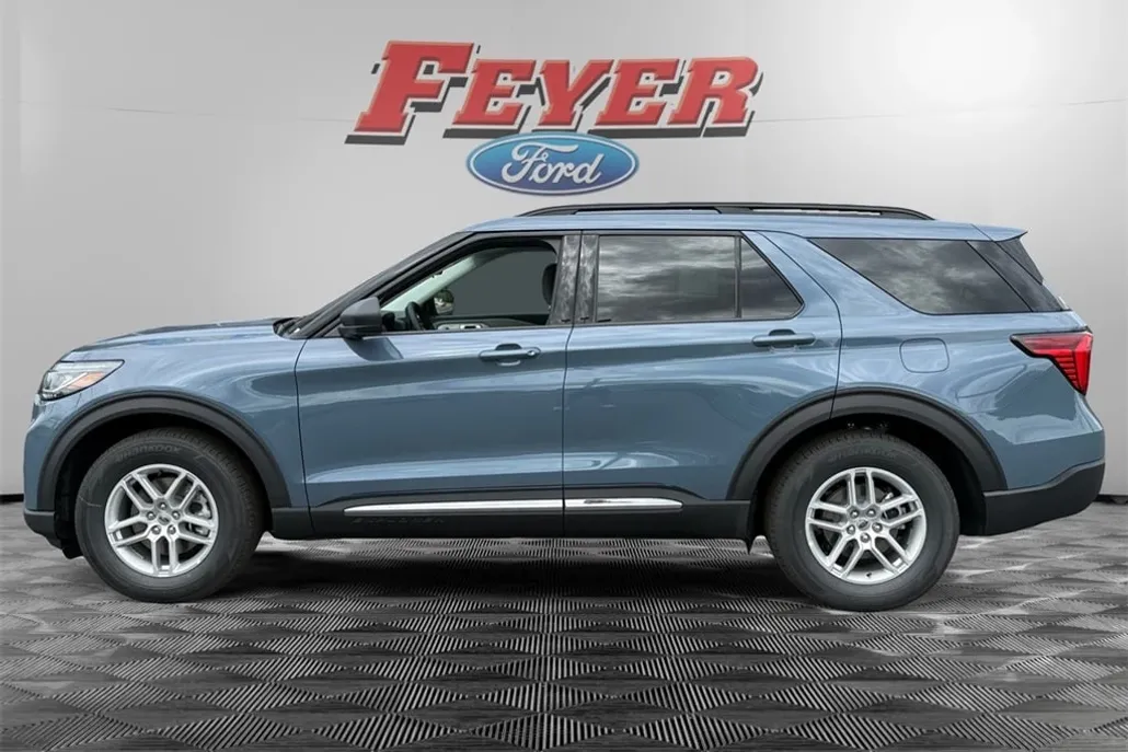 2025 Ford Explorer photo 1