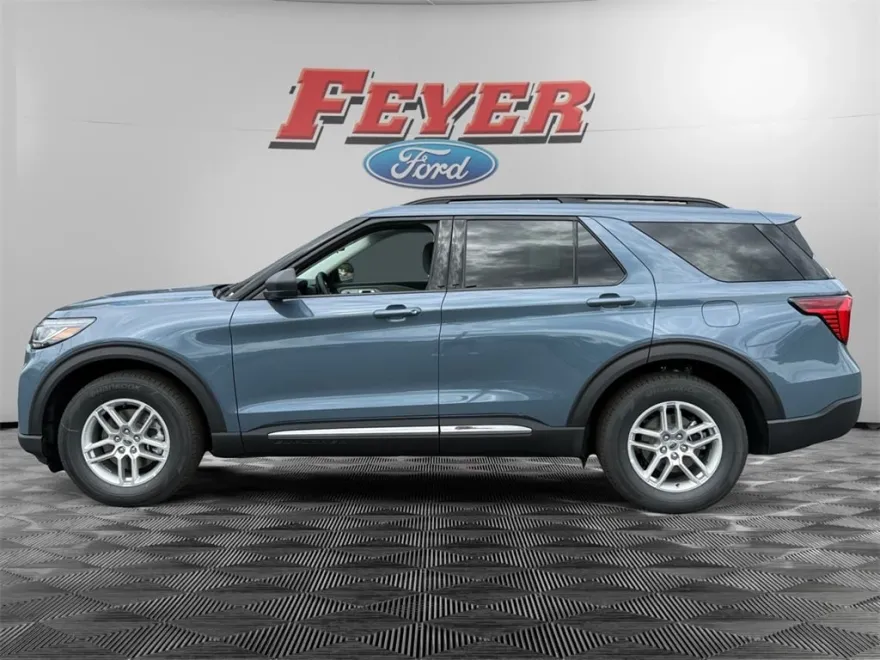 2025 Ford Explorer photo 1