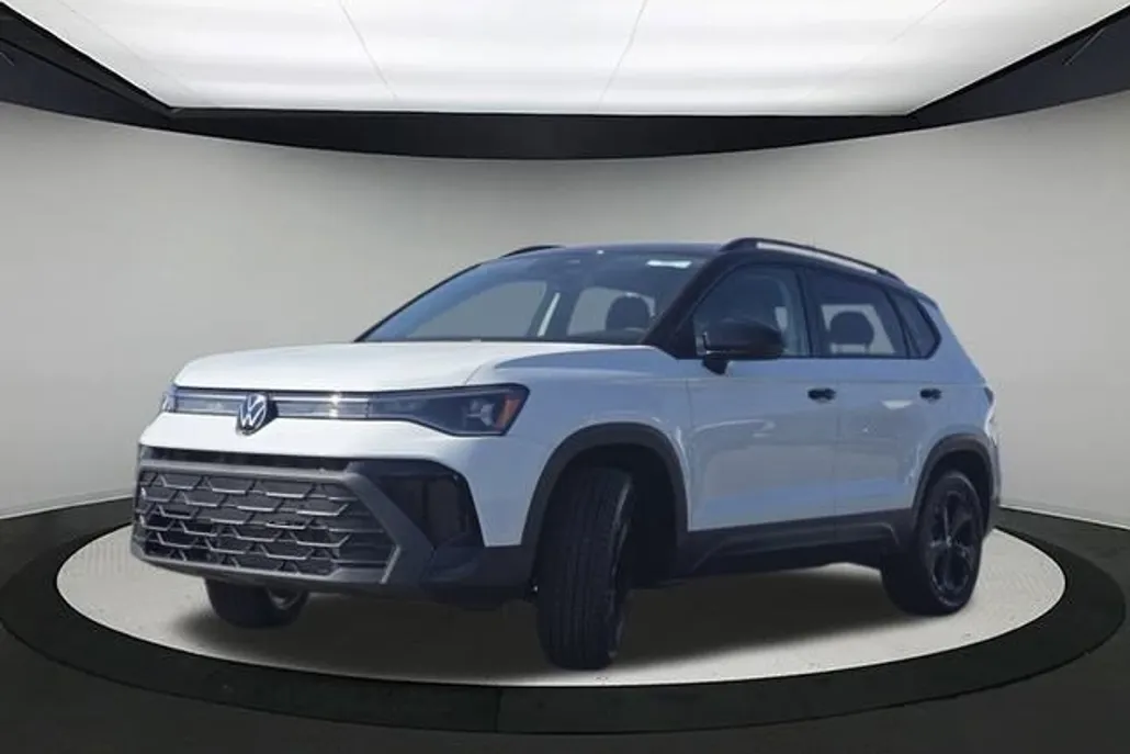 2025 Volkswagen Taos SE photo 1