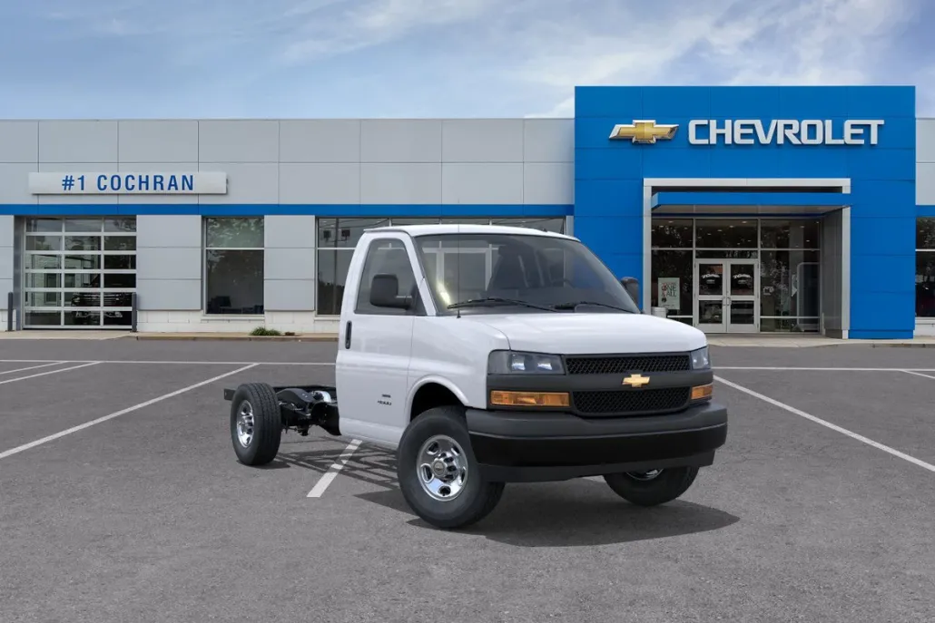 2025 Chevrolet Express Cutaway 3500 photo 1