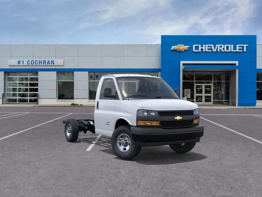2025 Chevrolet Express Cutaway 3500 photo 1