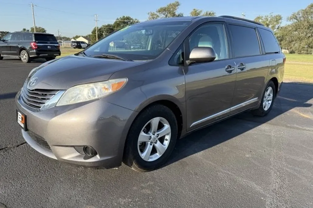 2015 Toyota Sienna LE photo 1