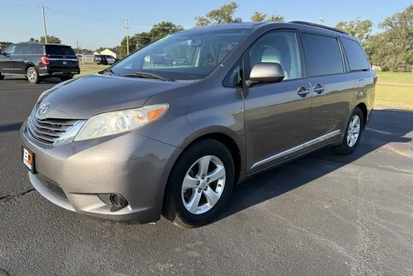 2015 Toyota Sienna LE photo 1
