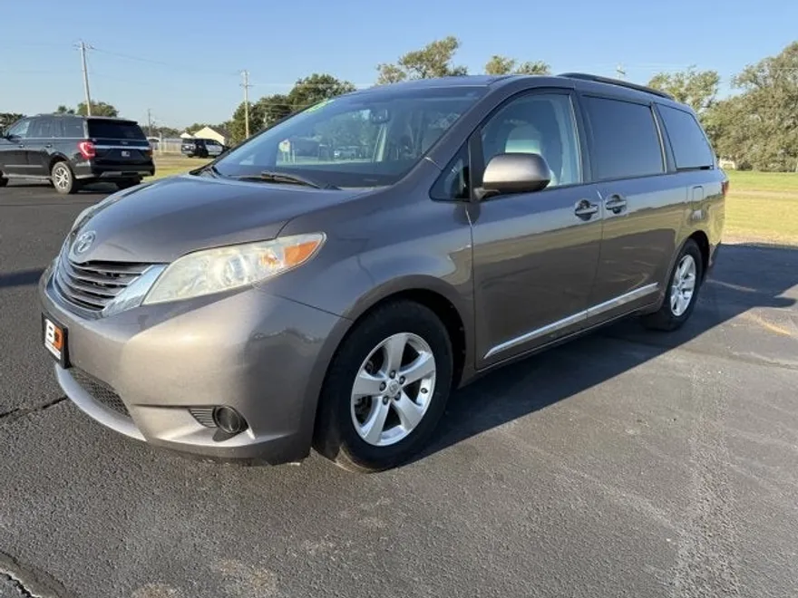 2015 Toyota Sienna LE photo 1