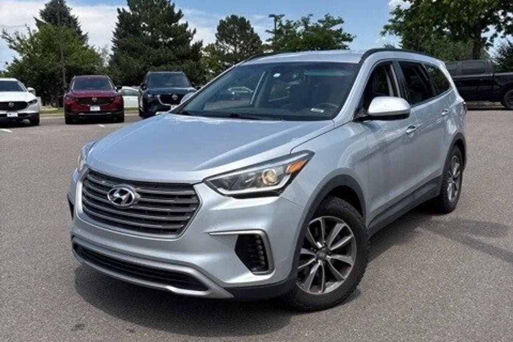 2017 Hyundai Santa Fe SE photo 1