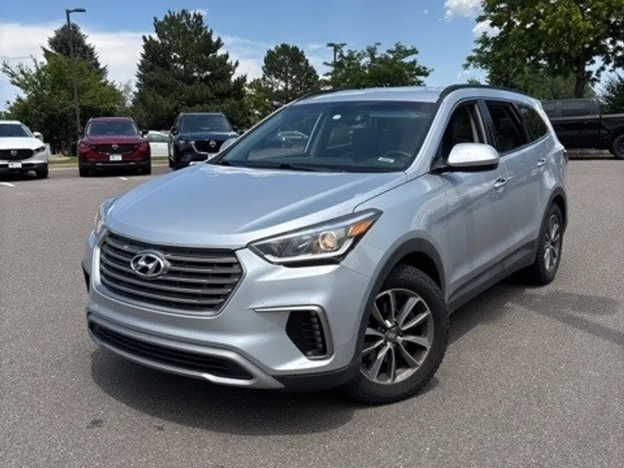 2017 Hyundai Santa Fe SE photo 1
