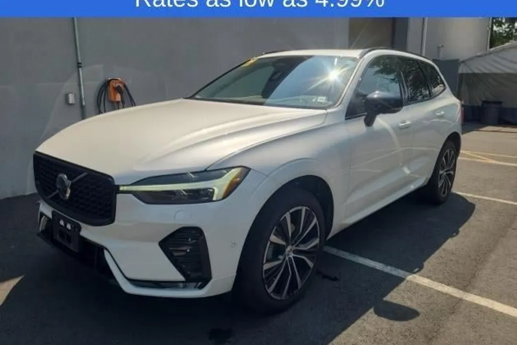 2023 Volvo XC60 B5 Plus photo 1
