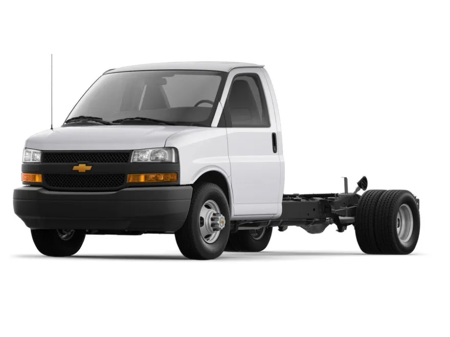 2024 Chevrolet Express Cutaway photo 1