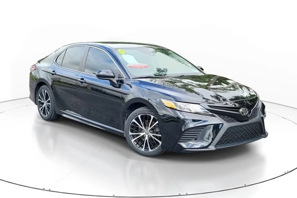 2020 Toyota Camry SE photo 1