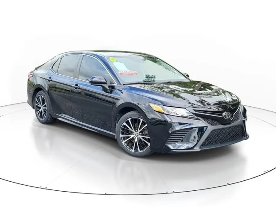 2020 Toyota Camry SE photo 1