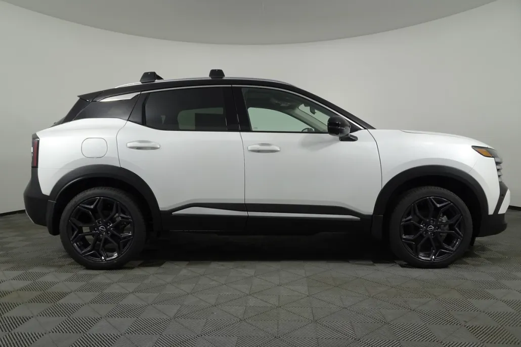 2026 Nissan Kicks SR photo 1