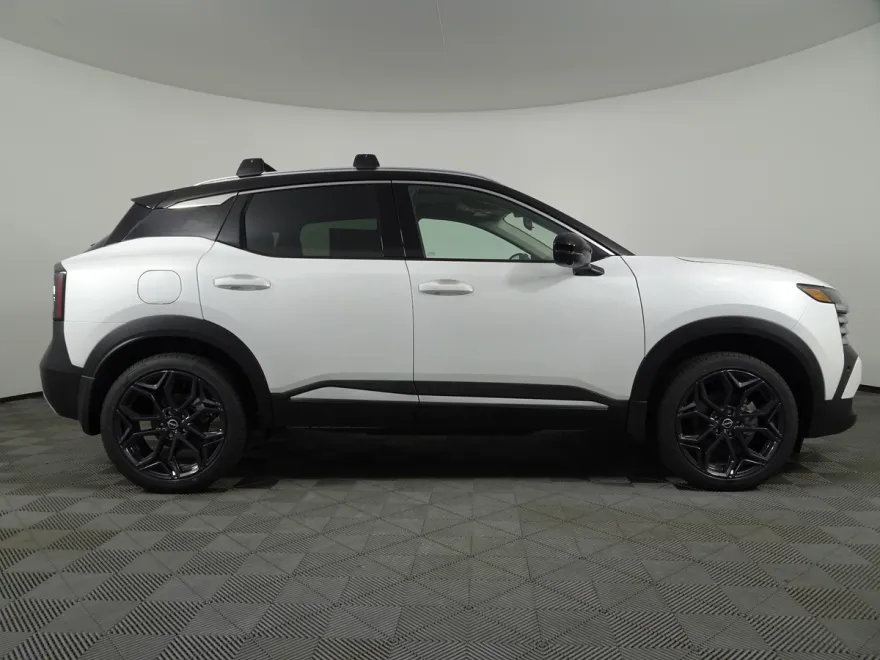2026 Nissan Kicks SR photo 1