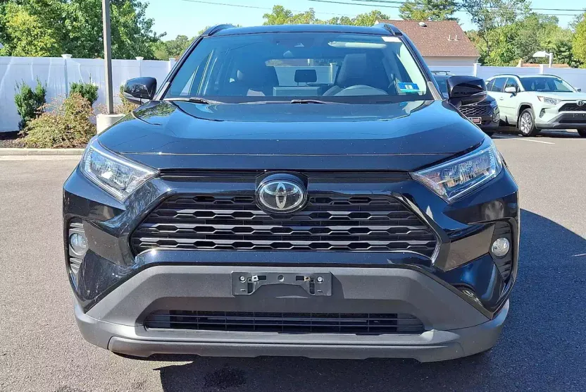 2020 Toyota RAV4 XLE photo 1