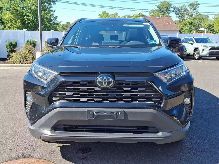 2020 Toyota RAV4 XLE photo 1
