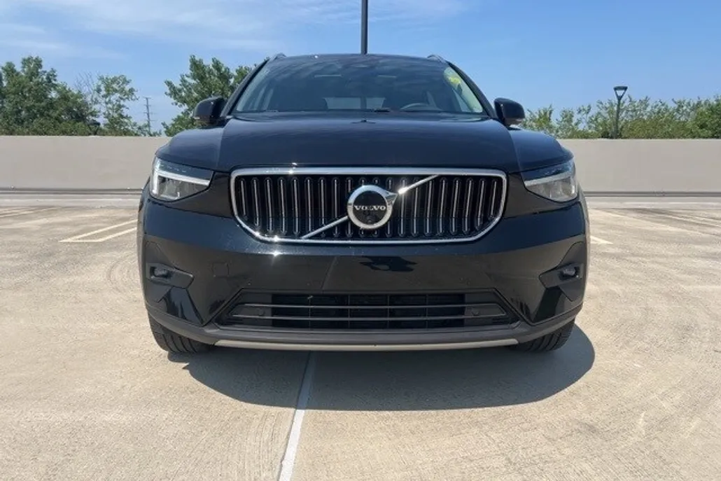 2025 Volvo XC40 Plus photo 1