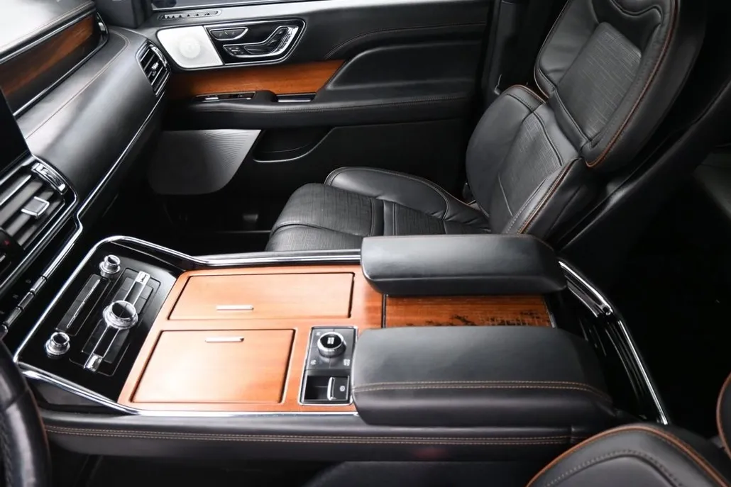 2023 Lincoln Navigator Black Label photo 1