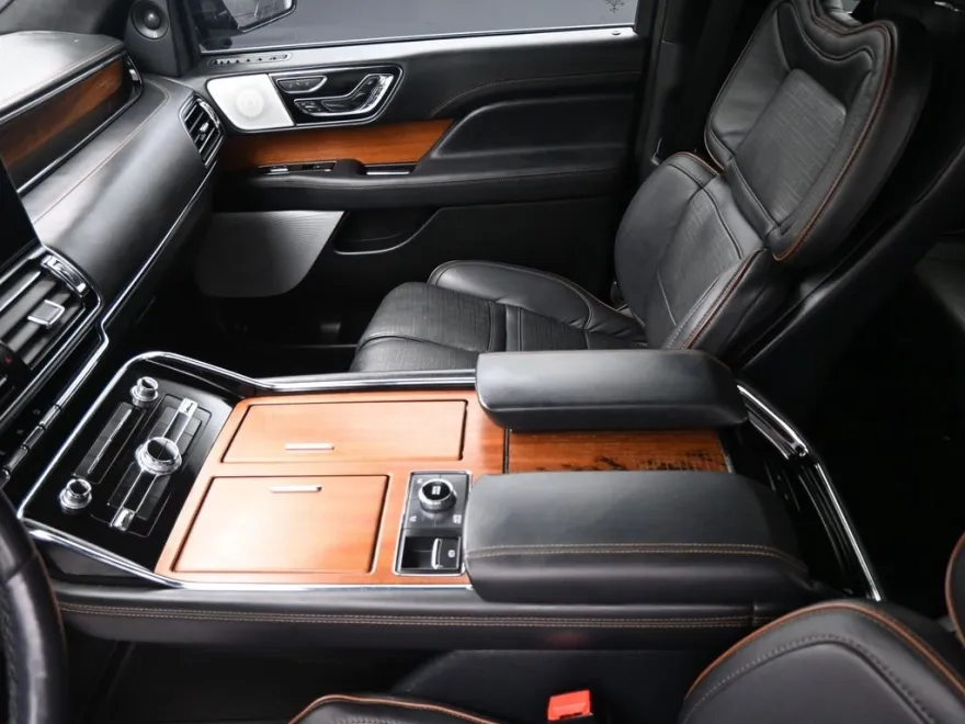 2023 Lincoln Navigator Black Label photo 1