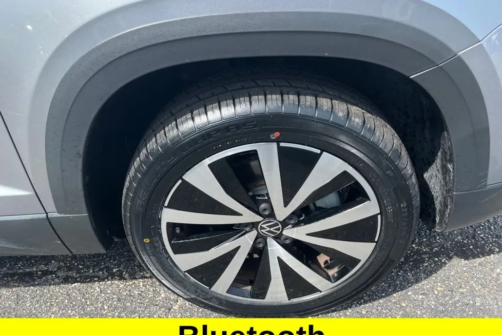 2022 Volkswagen Taos SE photo 1