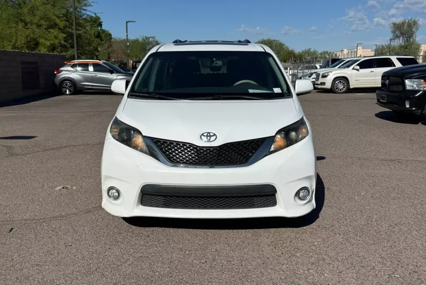 2014 Toyota Sienna SE photo 1