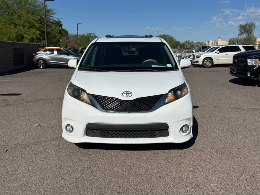 2014 Toyota Sienna SE photo 1