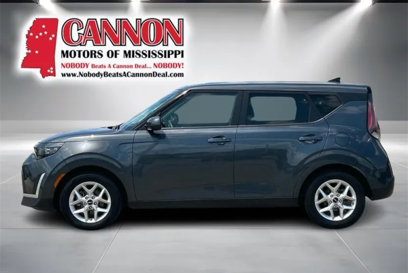 2023 Kia Soul LX photo 1