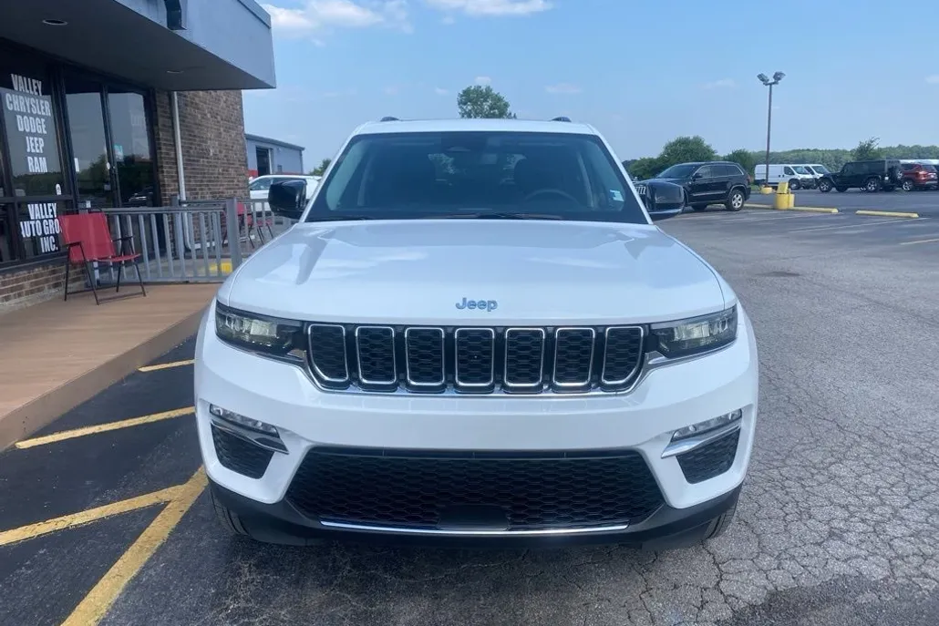 2023 Jeep Cherokee Base photo 1