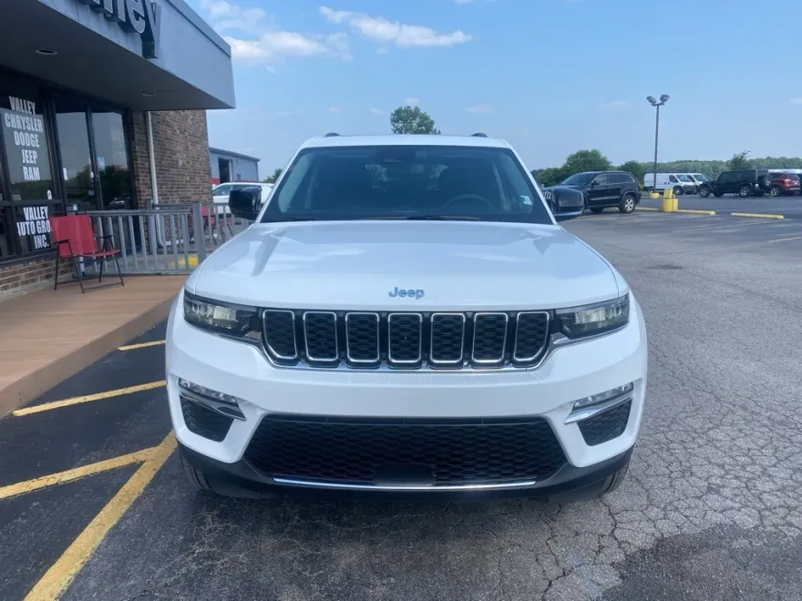 2023 Jeep Cherokee Base photo 1
