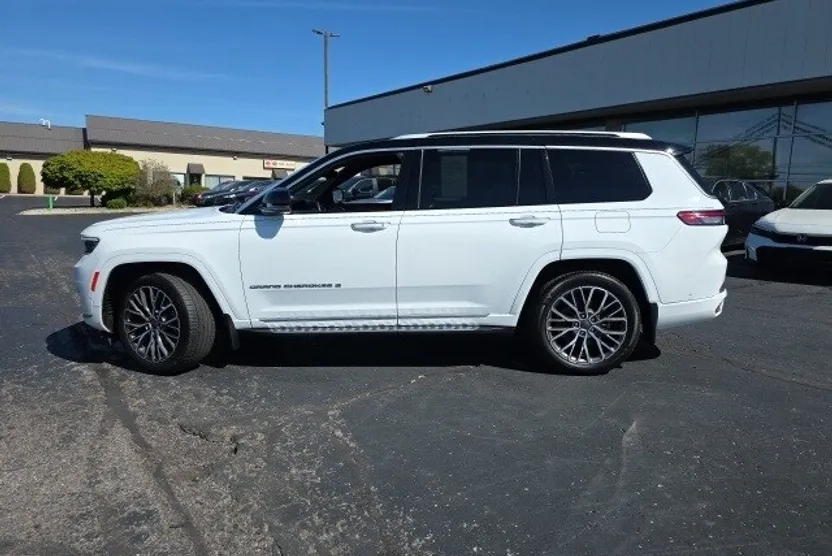 2022 Jeep Grand Cherokee L Summit photo 1