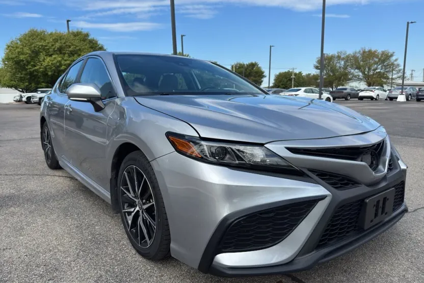 2022 Toyota Camry SE photo 1