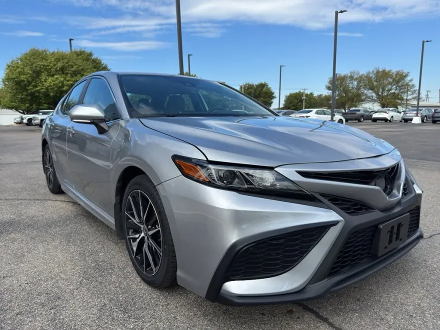 2022 Toyota Camry SE photo 1