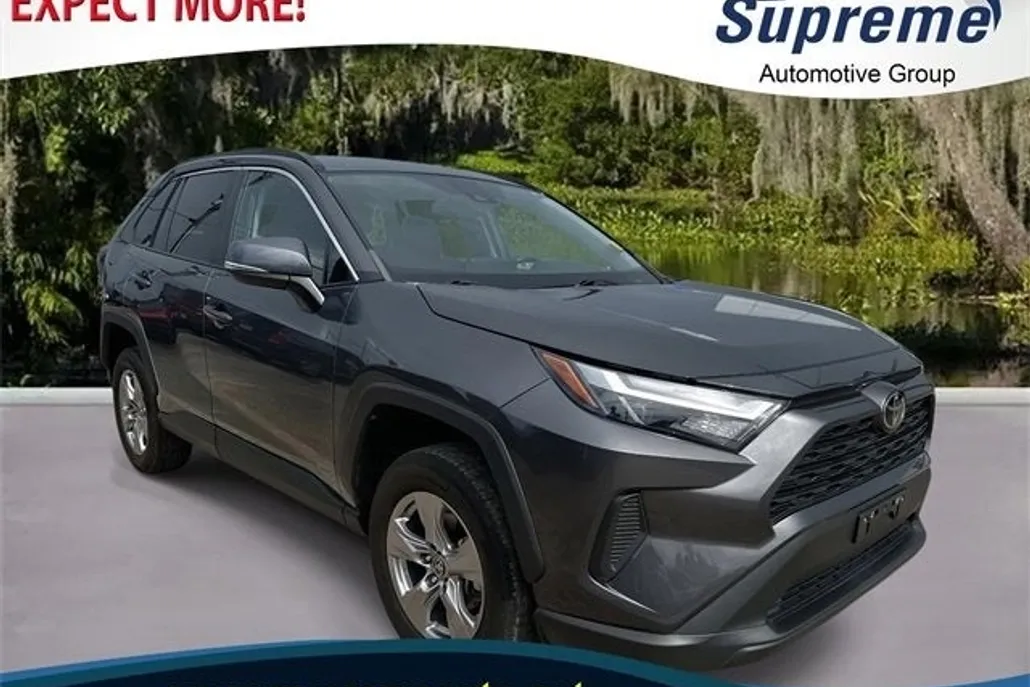 2022 Toyota RAV4 XLE photo 1
