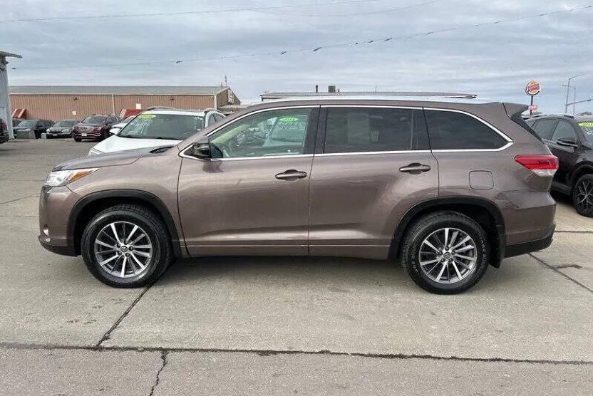 2017 Toyota Highlander XLE photo 1
