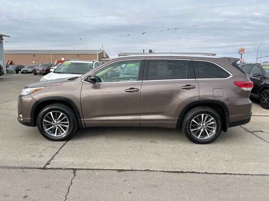 2017 Toyota Highlander XLE photo 1