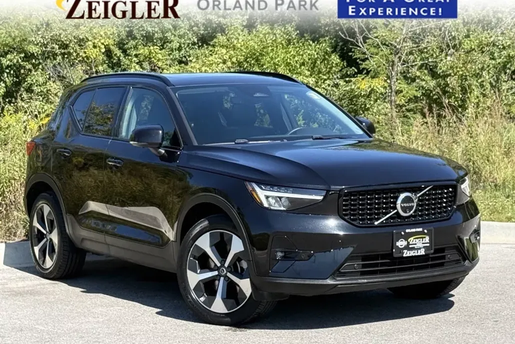 2024 Volvo XC40 Plus AWD photo 1