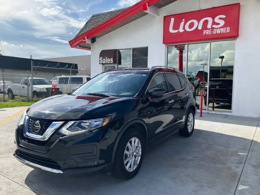 2020 Nissan Rogue SV photo 1