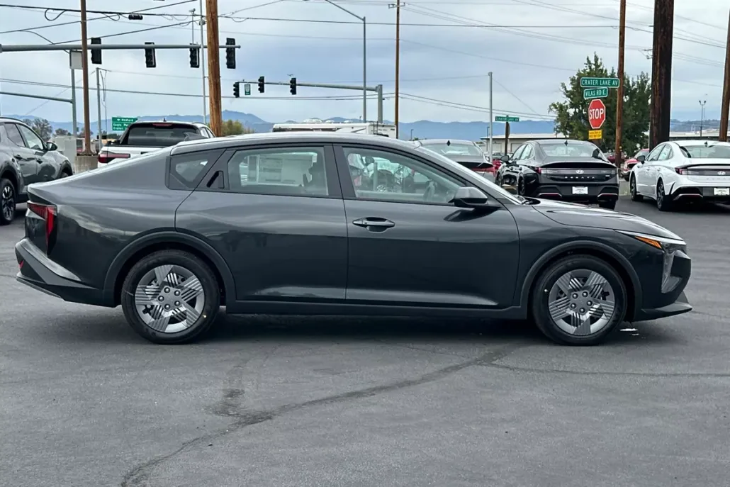 2025 Kia K4 LX photo 1
