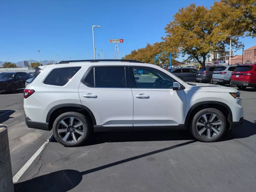 2025 Honda Pilot Touring photo 1