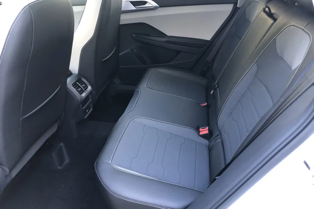 2025 Volkswagen Taos SE photo 1