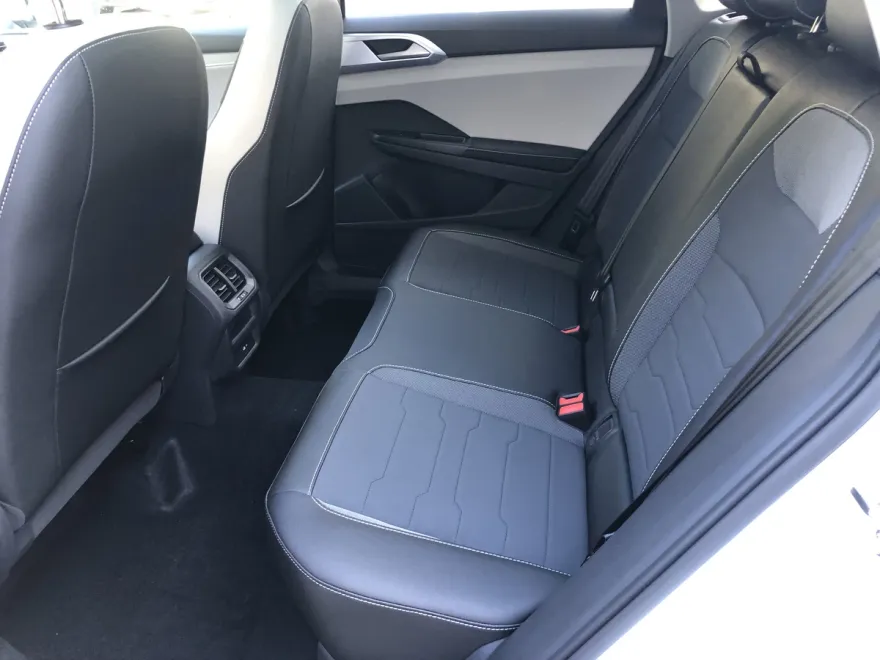 2025 Volkswagen Taos SE photo 1