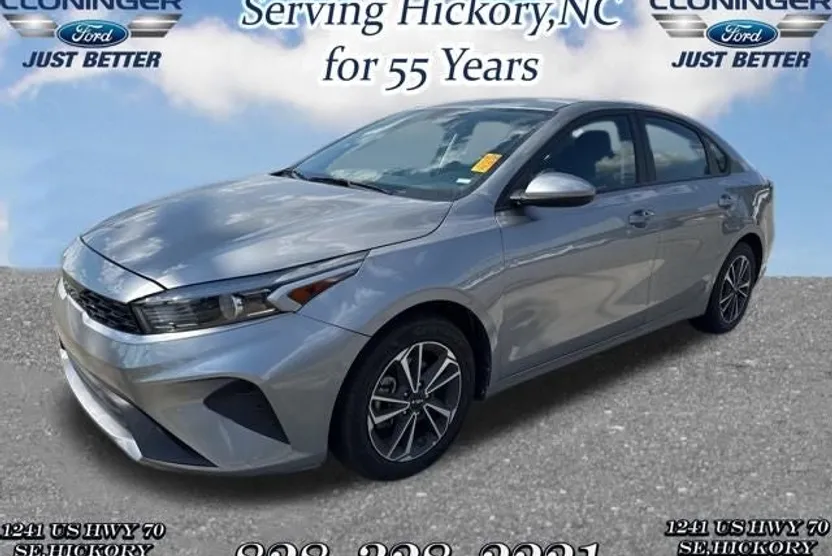 2023 Kia Forte LXS photo 1