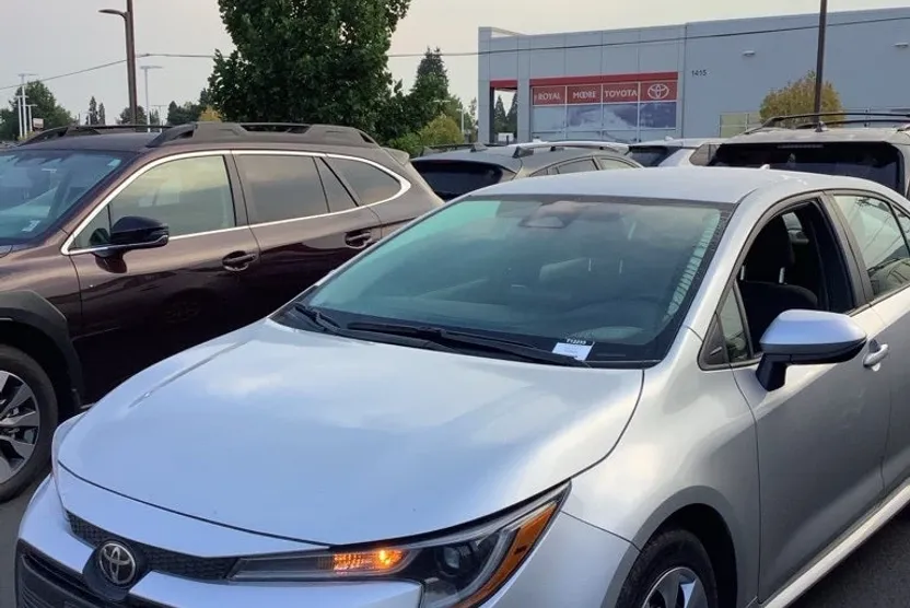 2023 Toyota Corolla LE photo 1