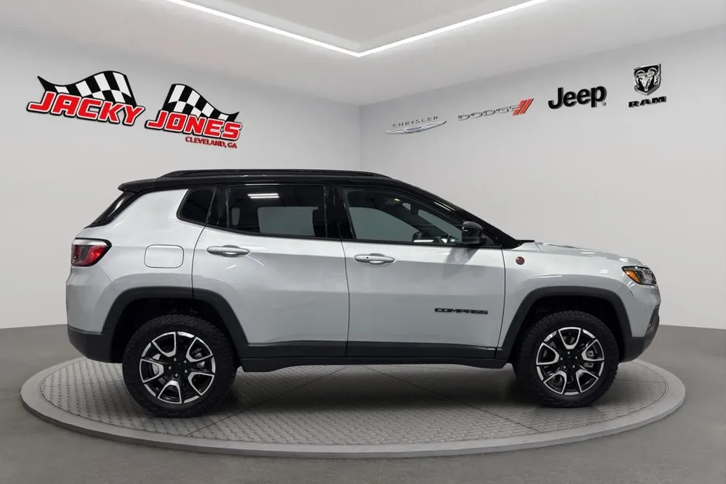 2024 Jeep Compass Trailhawk photo 1