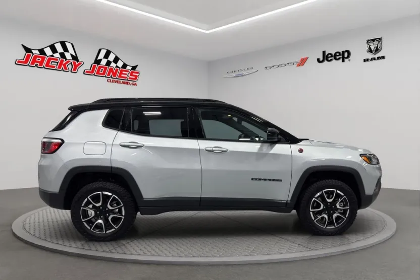 2024 Jeep Compass Trailhawk photo 1