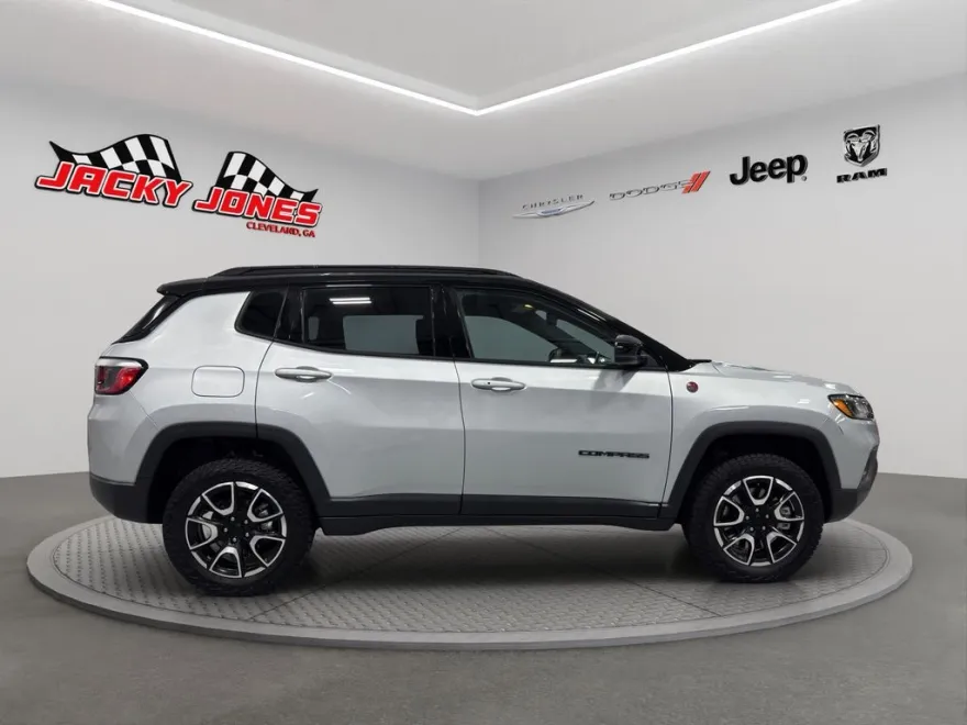 2024 Jeep Compass Trailhawk photo 1