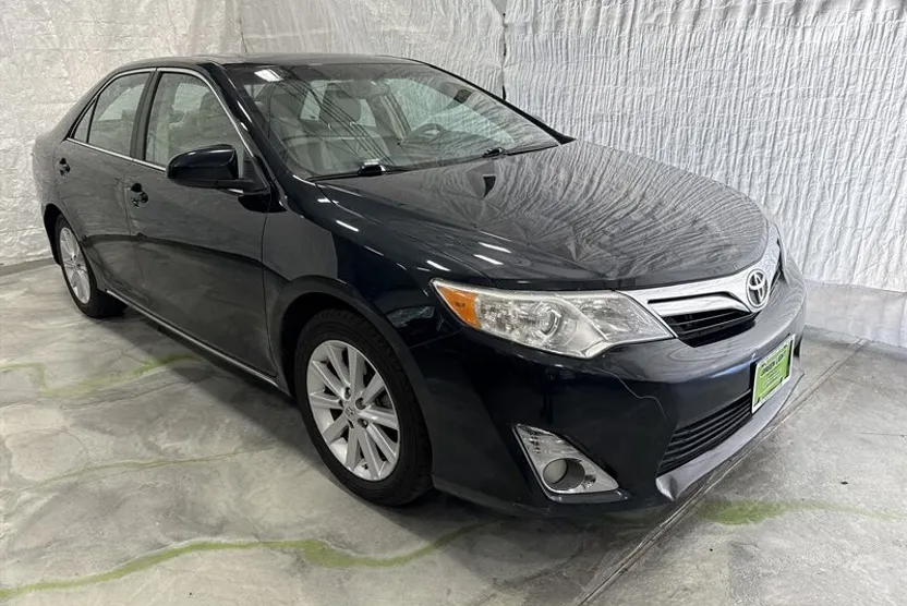 2012 Toyota Camry SE photo 1