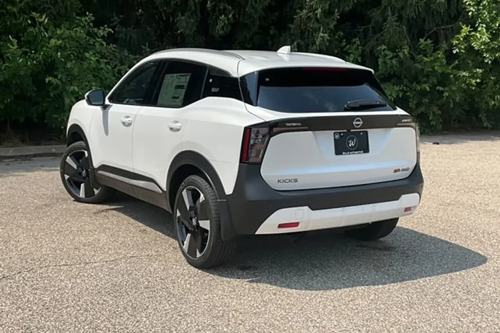 2025 Nissan Kicks SR photo 1