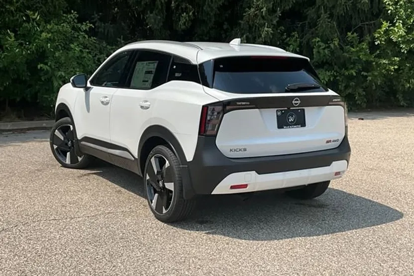 2025 Nissan Kicks SR photo 1
