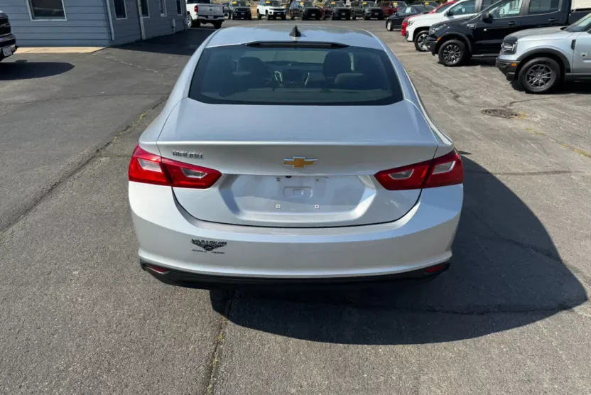 2021 Chevrolet Malibu LS photo 1