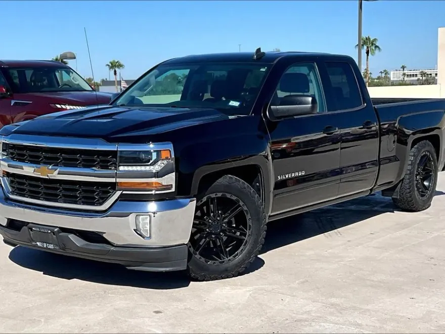 2018 Chevrolet Silverado 1500 LT photo 1