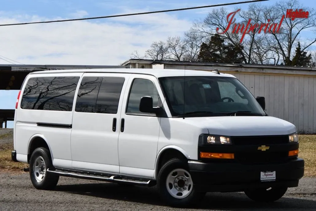 2022 Chevrolet Express Passenger LS photo 1